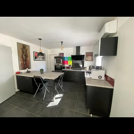 Maison Individuelle Avec Exterieur Et Piscine