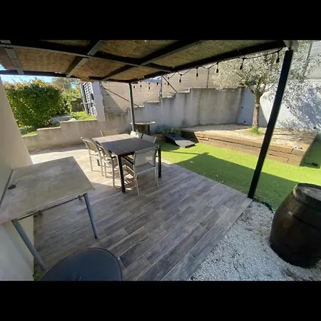 Maison Individuelle Avec Exterieur Et Piscine *