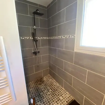 Maison Individuelle Avec Exterieur Et Piscine
