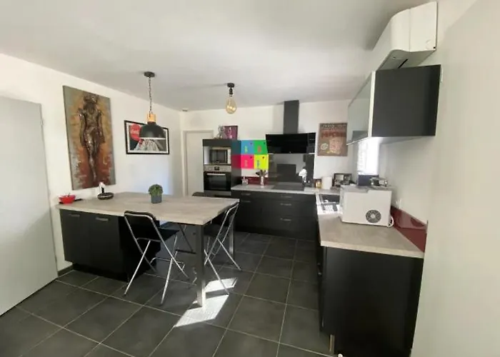 Maison Individuelle Avec Exterieur Et Piscine