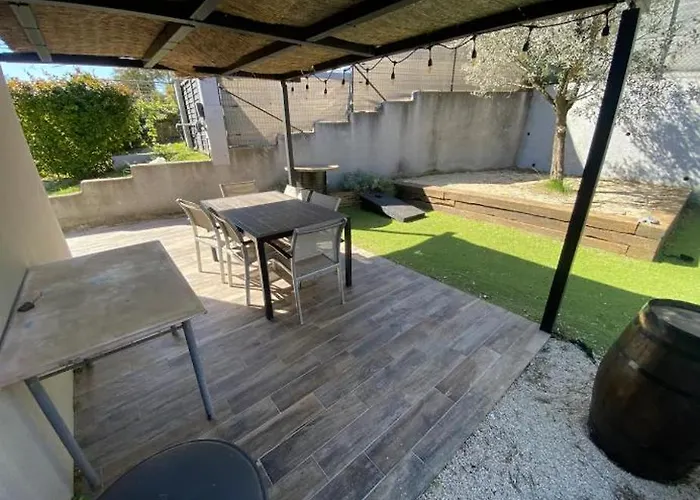 Maison Individuelle Avec Exterieur Et Piscine *