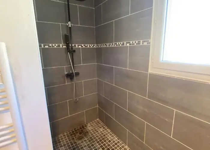 Maison Individuelle Avec Exterieur Et Piscine