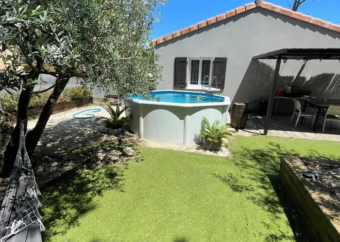 Maison Individuelle Avec Exterieur Et Piscine